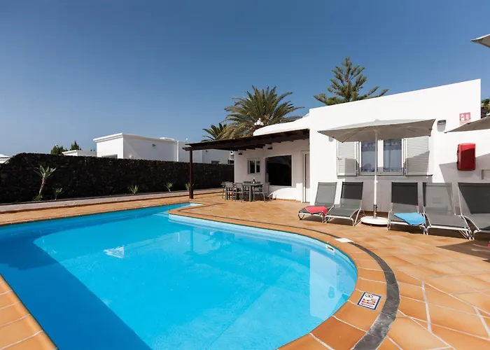 4 Bedroom Mimi With Private Heated Pool Puerto del Carmen (Lanzarote)